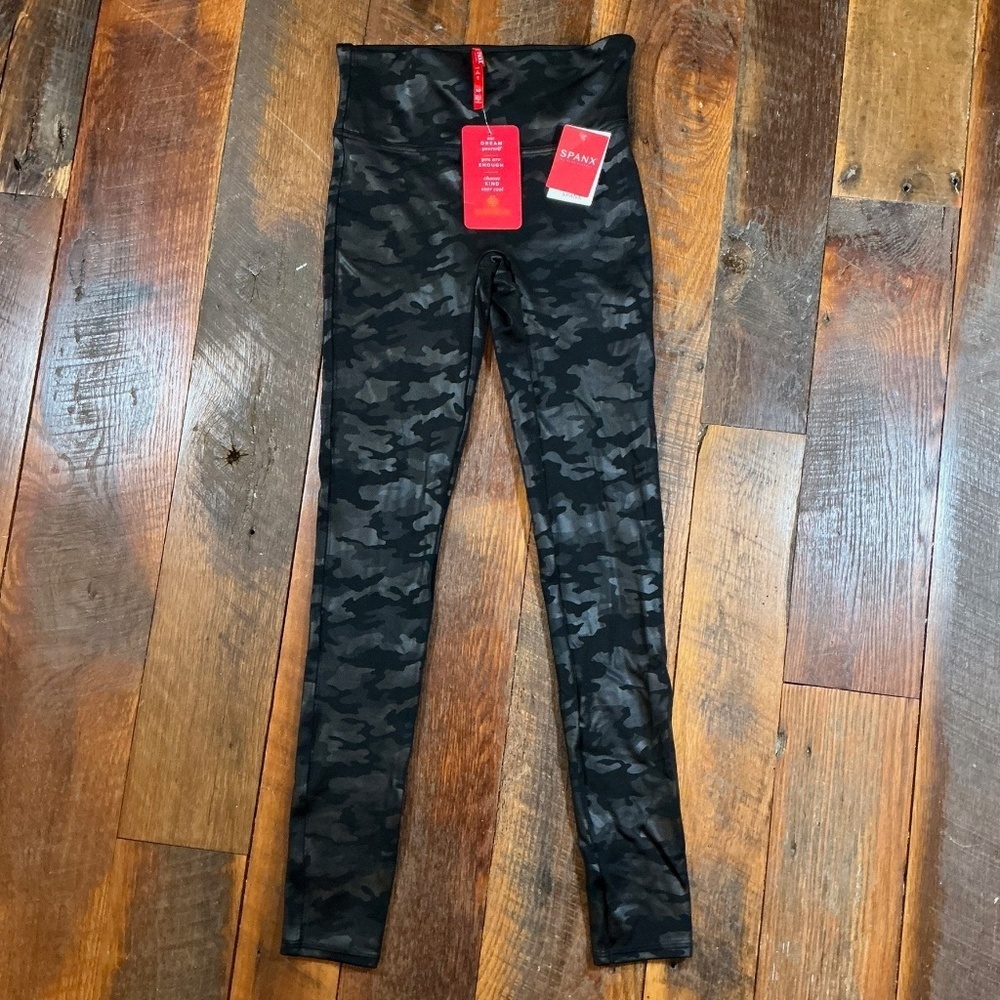Spanx Faux Leather Camo Leggings Matte Black Size Small NWT - Picture 2 of 8
